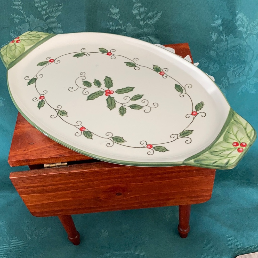 Temptations Holly pattern oval holiday platter.